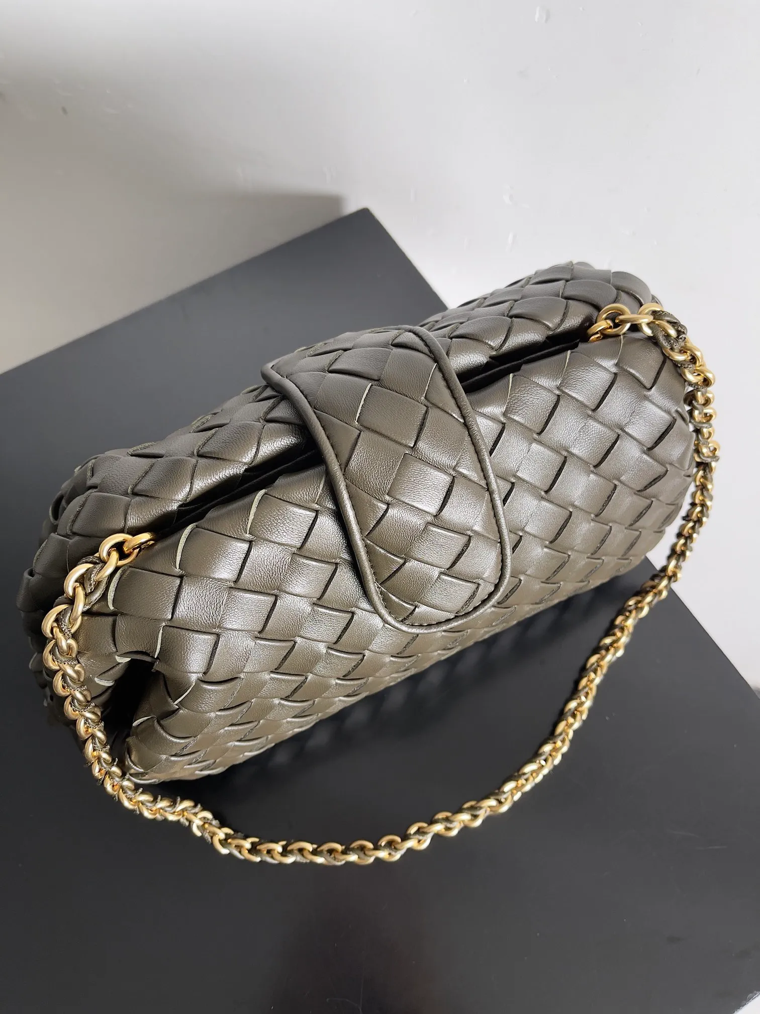 Batch 2260 BOTTEGA VENETA Lady's LAUREN CLUTCH Chain Clutch was inspired by 40 years ago. It is a perfect fusion of classic and modern bags. It is effortless and fashionable for any occasion and at any time. The newly added detachable metal chain allows people to have more ways to carry it. It is grand and elegant. Style No.: 785807 Size: 31.5*16.5*11cm